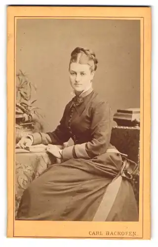 Fotografie Carl Backofen, Darmstadt, Portrait Frau Marie Prettmann