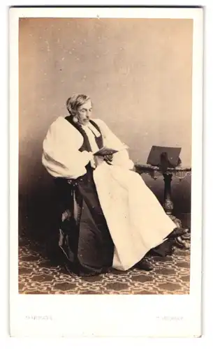 Fotografie Barratt, Torquay, Portrait Pater im Talar liest in der Bibel, 1864