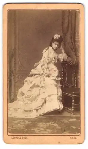 Fotografie Leopold Bude, Graz, junge Schauspielerin im schicken weissen Kleid mit hochgesteckten Haaren