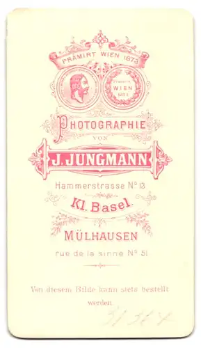 Fotografie J. Jungmann, Kleinbasel, Portrait schweizer Artillerist in Uniform mit Säbel und Tschako, Ärmelabzeichen