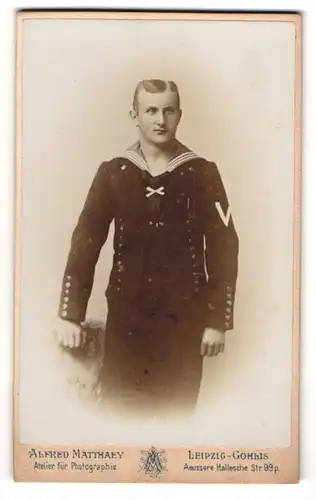 Fotografie Alfred Matthaey, Leipzig-Gohlis, junger Matrose in Uniform mit Ärmelabzeichen