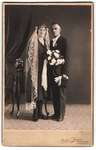Fotografie Atelier Jäger, Würzburg, Portrait Brautpaar im schwarzen Hochzeitskleid und im Anzug mit Chapeau Claque