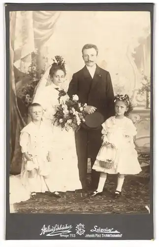 Fotografie Atelier Schleicher, Leipzig, Portrait junges Brautpaar im Hochzeitskleid mit ihren Kindern, Blumenmädchen