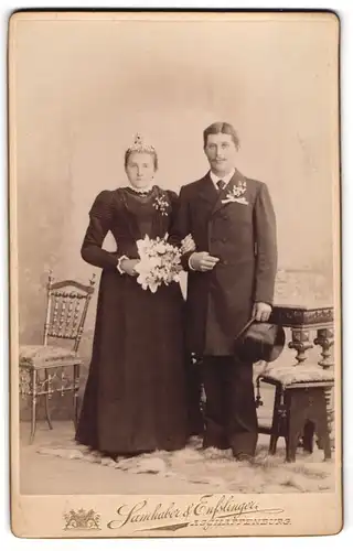 Fotografie Samhaber & Ensslinger, Aschaffenburg, Eheleute im schwarzen Brautkleid und Anzug mit Zylinder