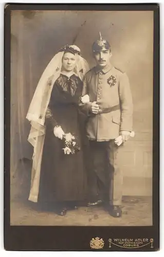 Fotografie Wilhelm Adler, Coburg, Einjährig-Freiwilliger Soldat in Uniform mit seiner Braut zur Kriegshochzeit