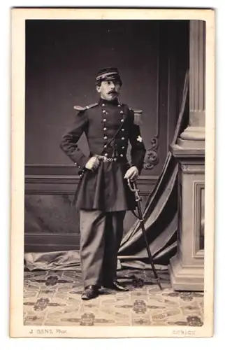 Fotografie J. Ganz, Zürich, schweizer Soldat in Uniform mit Säbel und Ärmelband