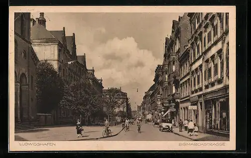 AK Ludwigshafen, Bismarckstrasse mit Passanten