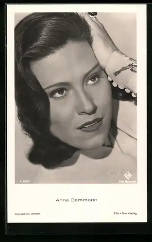 AK Schauspielerin Anna Dammann posierend
