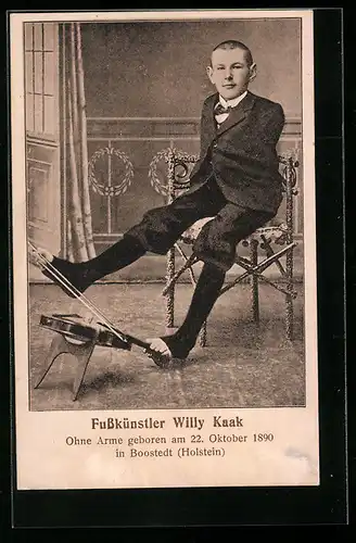 AK Behinderter Fusskünstler Willy Kaak, ohne Arme geboren am 22. Oktober 1890 spielt Violine mit Füssen