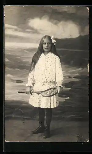Foto-AK Hübsches Mädchen mit Tennisschläger