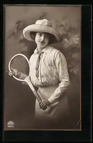 AK Hübsche Dame mit Tennisschläger