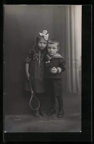 Foto-AK Junge in Matrosenuniform und Mädchen mit Tennisschläger