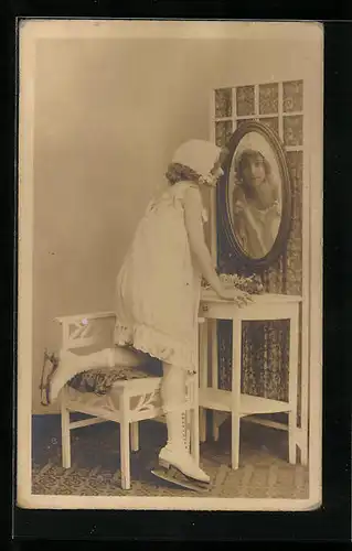 AK Frau in Schlittschuhen vor Spiegel