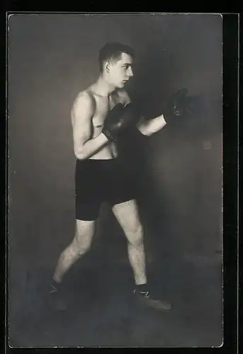 AK Boxer mit Handschuhen beim Schattenboxen