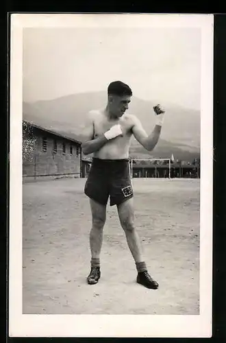 AK Englischer Boxer mit verbundenen Händen posiert auf dem Sportplatz