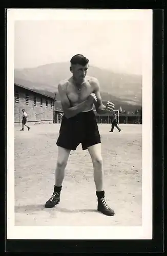 AK Boxer ohne Handschuhe posiert auf dem Sportplatz