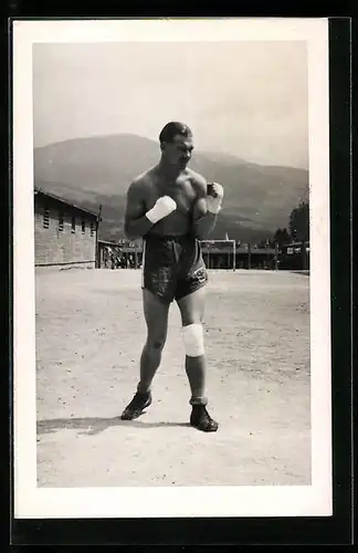 AK Englischer Boxer mit verbundenen Händen und Verband am Knie posiert