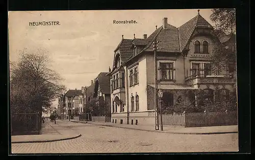 AK Neumünster, Villen in der Roonstrasse, von einer Kreuzung aus gesehen