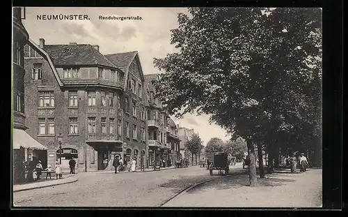 AK Neumünster, Rendsburgerstrasse mit Passanten und Geschäften