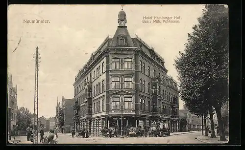 AK Neumünster, Hotel Hamburger Hof Wilh. Pohlmann mit Kutsche und Strassenkreuzung