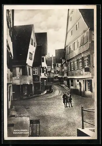 AK Riedlingen, Donaustrasse mit Abzweig, Mädchenpaar
