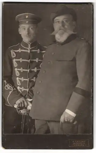 Fotografie H. Danzer, Coburg, junger Husar in Uniform mit Säbel nebst Jäger in Jagdbekleidung