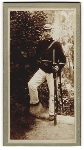Fotografie unbekannter Fotograf und Ort, K.u.K. Soldat in Uniform mit Pickelhaube und aufpeflanztes Bajonett, Tasche