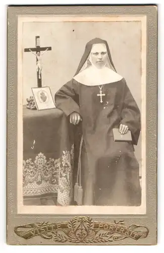 Fotografie J. Plaschil, Niederabsdorf, Österreichische Nonne im Habit mit Kruzifix