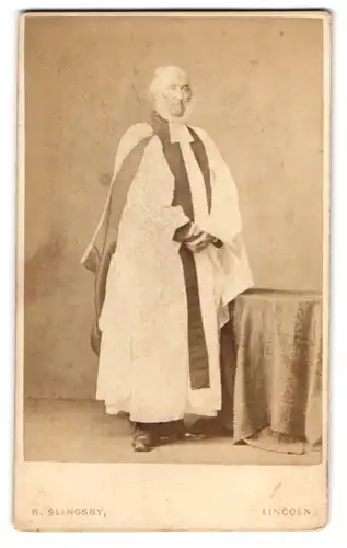Fotografie R. Slingsby, Lincoln, älterer englischer Pastor im Habit mit Schifferkrause