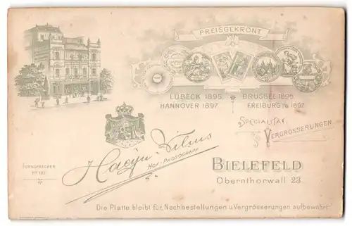 Fotografie Haeyn Wilms, Bielefeld, Obernthorwall 23, Ansicht Bielefeld, Ateliersgebäude und gedruckte Medaillen