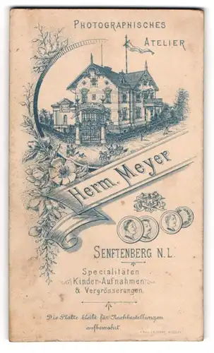 Fotografie Herm. Meyer, Senftenberg N.L., Ansicht Senftenberg N.L., Blick auf das Fotoatlier mit Eingangstor