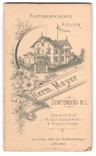 Fotografie Herm. Meyer, Senftenberg N.L., Ansicht Senftenberg N.L., Fotografisches Atelier mit Eingangstor