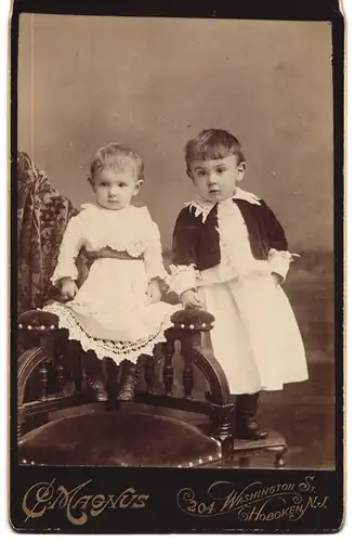 Fotografie C. Magnus, Hoboken N.J., Stafflei mit Landschafts Gemälde, Banderole mit Namen des Fotografen