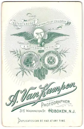 Fotografie A. Van Kamoen, Hoboken N.J., Washington St. 316, Weisskopfadler mit Banderole, Plattenkamera