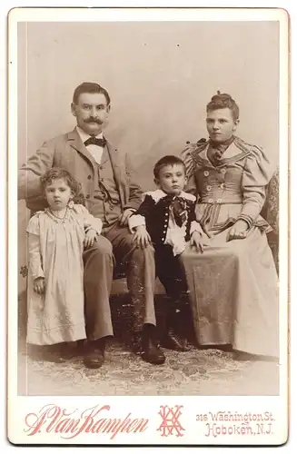 Fotografie A. Van Kamoen, Hoboken N.J., Washington St. 316, Weisskopfadler mit Banderole, Plattenkamera