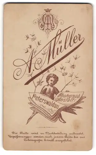 Fotografie A. Müller, Peterswaldau, kleines Kind blättert in einer Zeitung mit Anschrift des Fotografen, Monogramm