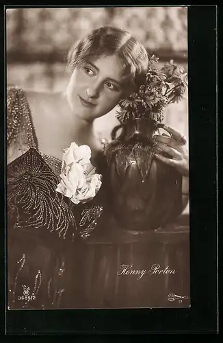 AK Schauspielerin Henny Porten posierend mit Vase