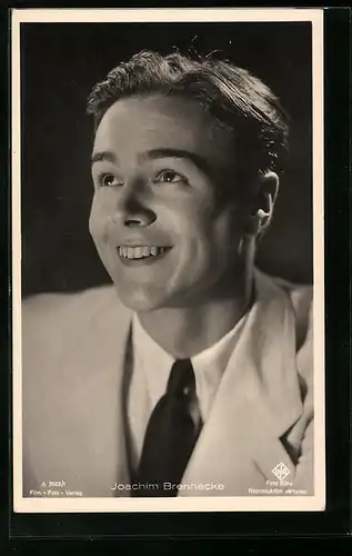 AK Schauspieler Joachim Brennecke mit freundlichem Lächeln im Anzug