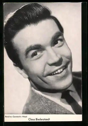 AK Schauspieler Claus Bieberstaedt mit fröhlichem Lachen