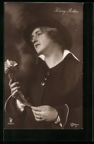 AK Schauspielerin Henny Portehn mit Hut und Blume