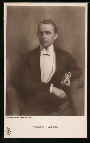 AK Schauspieler Viggo Larsen im Anzug mit Monokel