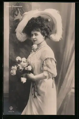 AK Schauspielerin Betty Darmand mit Hut und Blumenstrauss