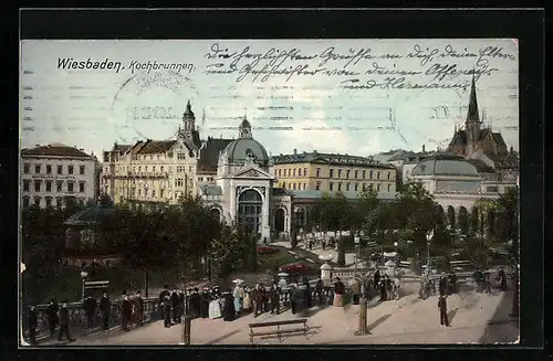 AK Wiesbaden, Fussgänger vor dem Kochbrunnen
