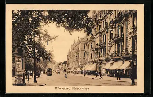 AK Wiesbaden, Wilhelmstrasse mit Geschäften und Strassenbahn