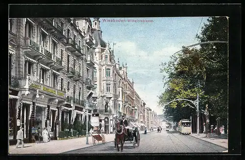 AK Wiesbaden, Kutsche und Strassenbahn auf der Wilhelmstrasse