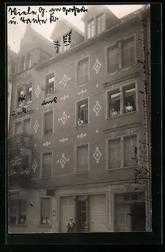 Foto-AK Durlach, Bewohner an den Fenstern ihres Hauses