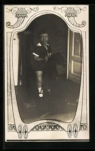 Foto-AK Kleiner Junge auf einem Schaukelpferd