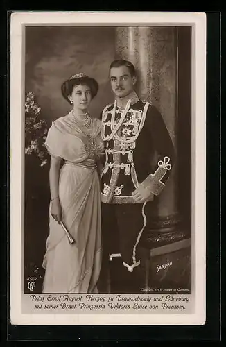 AK Prinz Ernst August Herzog von Braunschweig mit seiner Braut vor einer Säule