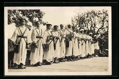 AK Zürich, Asiatische Tanzgruppe in langen Gewändern