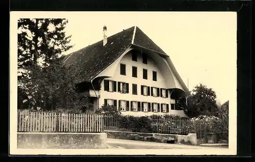 Foto-AK Biglen, Villa mit Frontverkleidung und Fensterläden